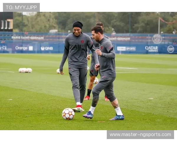 梅西领衔巴黎圣日耳曼迎战曼联，欧冠小组赛激战正酣